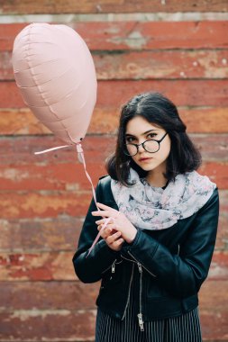 Güzel mutlu hippi kız şehirde gider. Trendy kız yüz closeup.