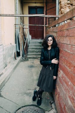 Güzel mutlu hippi kız şehirde gider. Trendy kız yüz closeup.