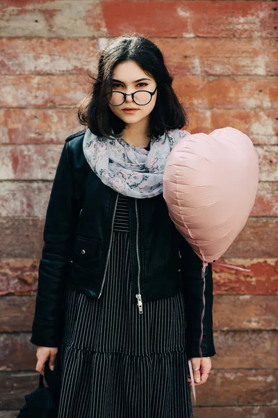 Belle fille hipster heureux va dans la ville. Gros plan de fille à la mode visage . — Photo