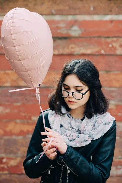 Belle fille hipster heureux va dans la ville. Gros plan de fille à la mode visage . — Photo