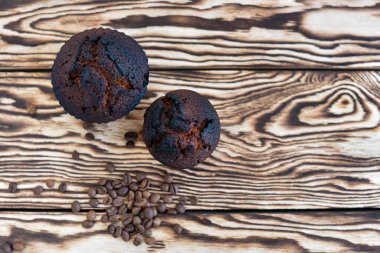 Taze lezzetli kek ve kahve kokulu tahıl ahşap arka plan üzerinde