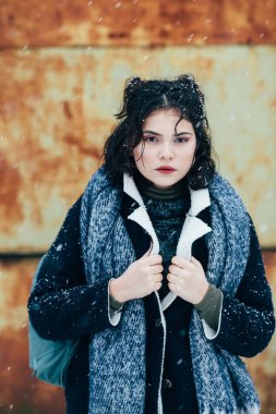 Güzel bir kız portresi kış sıcak giysiler giymiş