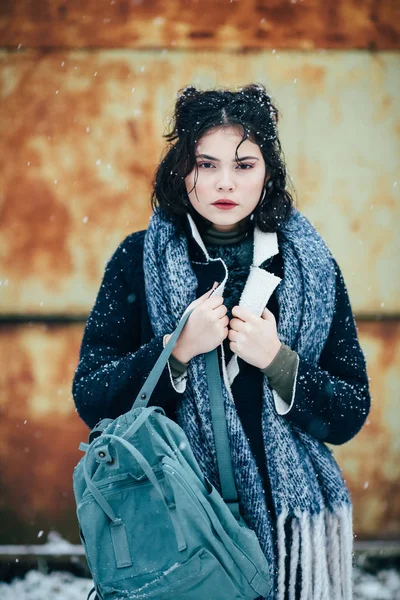 Retrato de inverno de uma menina bonita vestida com roupas quentes — Fotografia de Stock