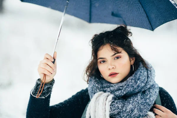 Uma jovem bonita segura guarda-chuvas nas mãos da temporada de inverno — Fotografia de Stock