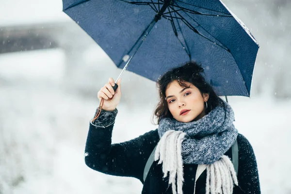 Uma jovem bonita segura guarda-chuvas nas mãos da temporada de inverno — Fotografia de Stock