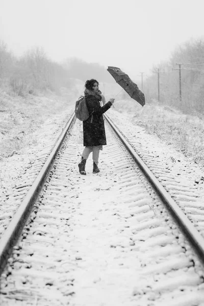 Une jolie jeune fille tient parapluie dans les mains de la saison d'hiver — Photo