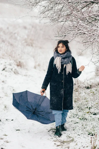 一个可爱的年轻女孩握着伞的手在冬天的季节 — 图库照片