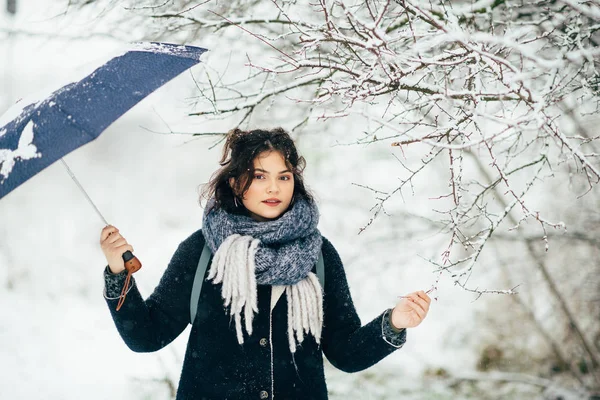 Uma jovem bonita segura guarda-sóis nas mãos da temporada de inverno — Fotografia de Stock