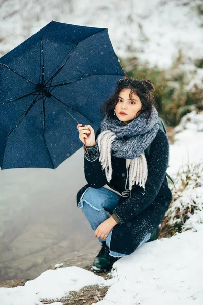 Мила молода дівчина тримає парасольки в руках зимового сезону — стокове фото