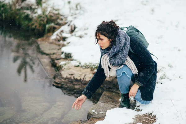 Menina desfrutando da vista do lago congelado ou rio . — Fotografia de Stock