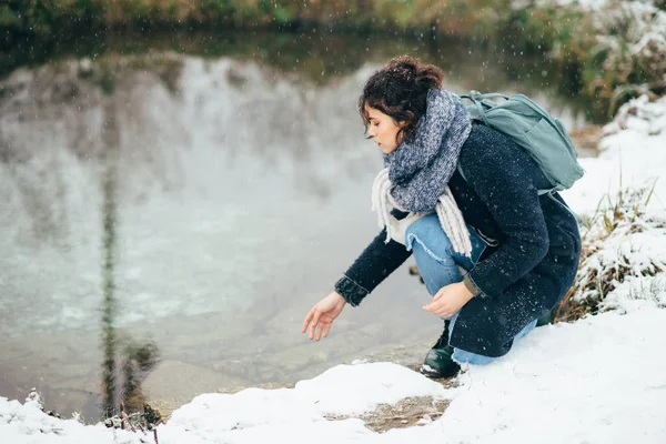 Menina desfrutando da vista do lago congelado ou rio . — Fotografia de Stock