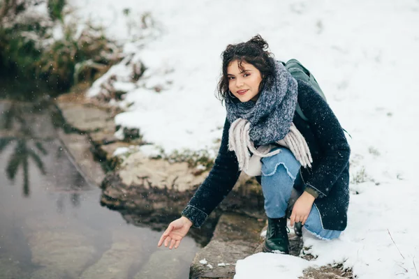 凍った湖や川の景色を楽しみながらの女の子. — ストック写真