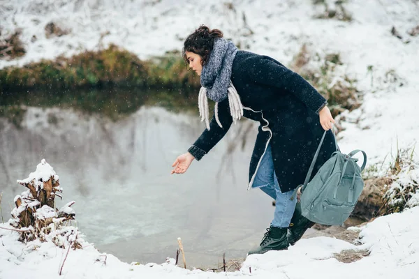 Menina desfrutando da vista do lago congelado ou rio . — Fotografia de Stock