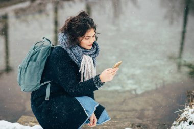 Donmuş göl veya nehir manzarayı kız.