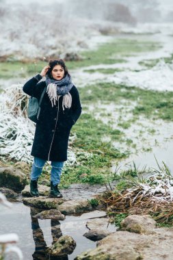 Donmuş göl veya nehir manzarayı kız.