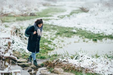 Donmuş göl veya nehir manzarayı kız.