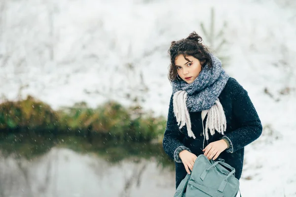 Dívka se těší výhledem na zamrzlé jezero nebo řeka. — Stock fotografie