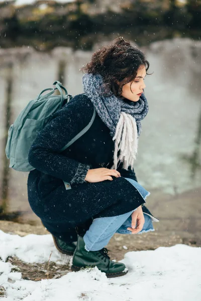 Mädchen genießen den Blick auf den zugefrorenen See oder Fluss. — Stockfoto