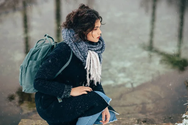 Dívka se těší výhledem na zamrzlé jezero nebo řeka. — Stock fotografie