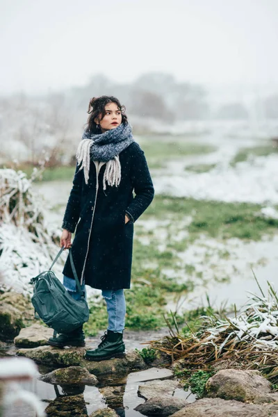 Meisje genieten van het uitzicht op het bevroren meer of rivier. — Stockfoto