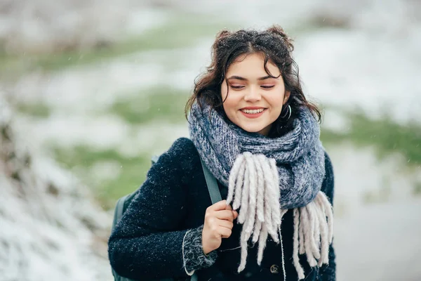 Χειμώνα πορτρέτο του ένα όμορφο κορίτσι ντυμένοι στα ζεστά ρούχα — Φωτογραφία Αρχείου