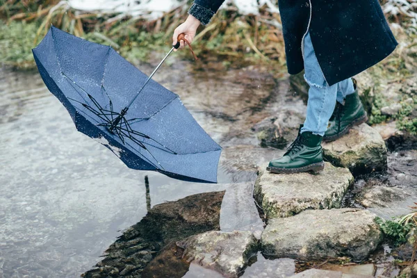 Dívka se těší výhledem na zamrzlé jezero nebo řeka. — Stock fotografie