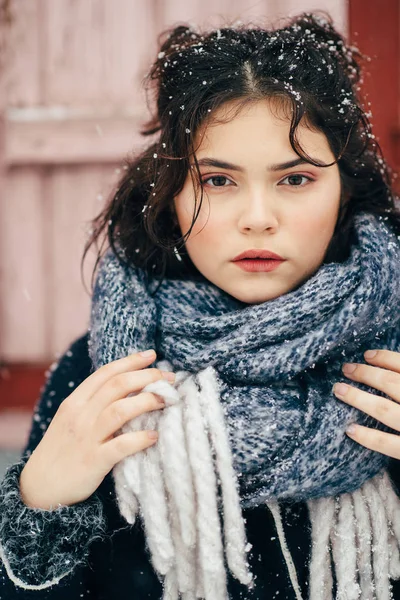 Retrato de inverno de uma menina bonita vestida com roupas quentes — Fotografia de Stock