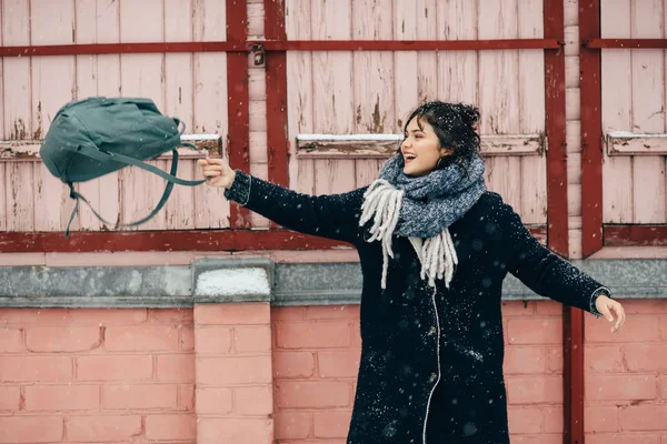 Retrato de inverno de uma menina bonita vestida com roupas quentes — Fotografia de Stock