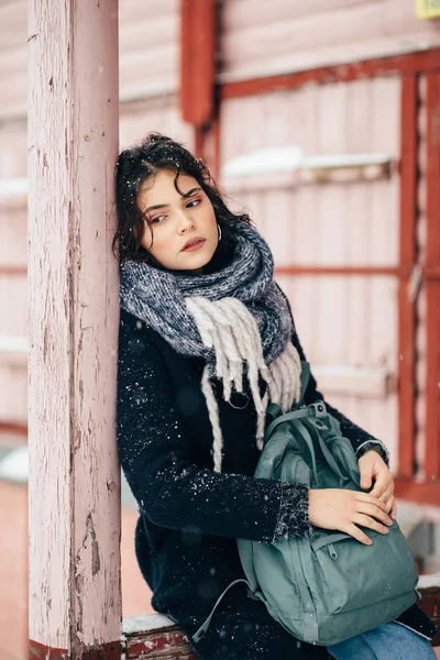 Retrato de invierno de una chica bonita vestida con ropa de abrigo — Foto de Stock