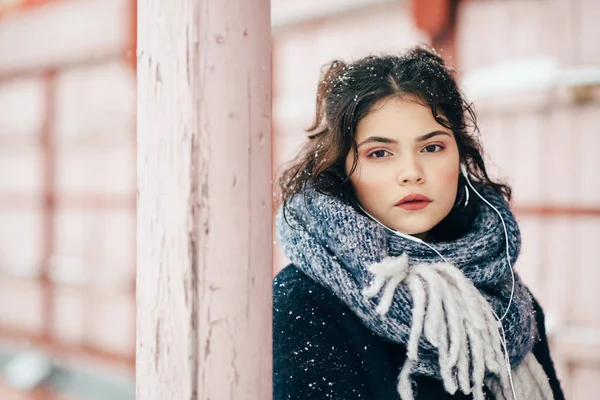 Güzel bir kız portresi kış sıcak giysiler giymiş — Stok fotoğraf