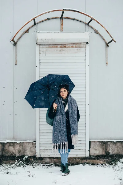 Retrato de inverno de uma menina bonita sem outerwear — Fotografia de Stock