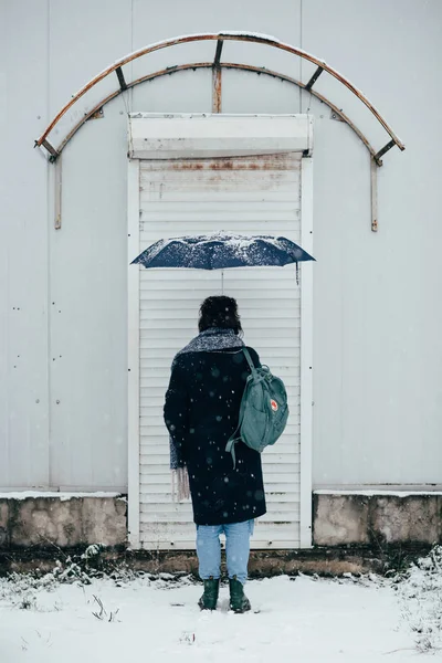 Retrato de invierno de una chica bonita sin ropa de abrigo — Foto de Stock