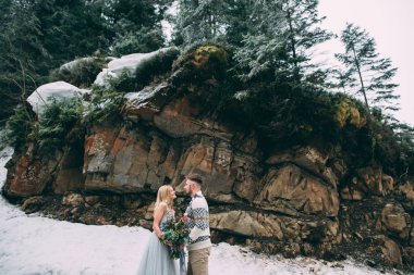 Genç aşıklar çifti çok. Kış. Tarih. Dağlarda bir tarihte aşık bir çifti.