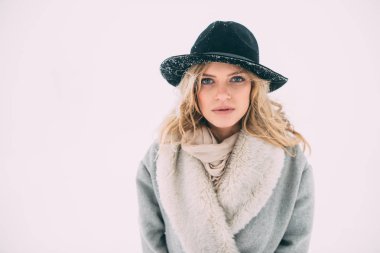 Kışın karlı manzarada genç bir kadının güzel kış portresi..