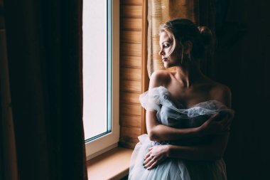 Pencerenin önünde duran kadın