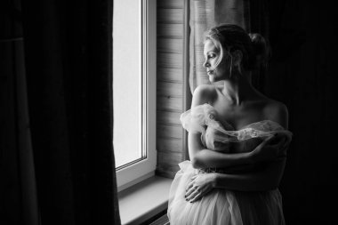 Pencerenin önünde duran kadın