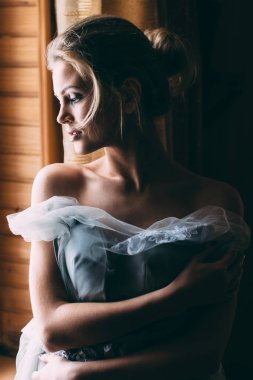 Pencerenin önünde duran kadın