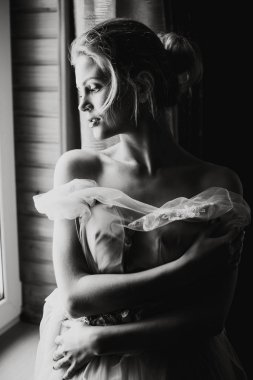 Pencerenin önünde duran kadın