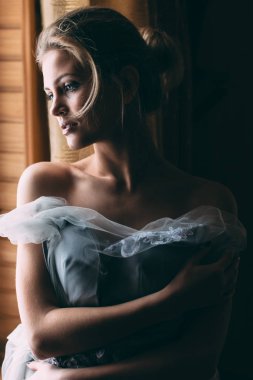 Pencerenin önünde duran kadın