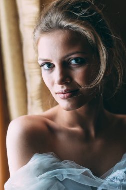 Pencerenin önünde duran kadın