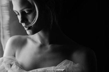 Pencerenin önünde duran kadın