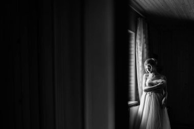 Pencerenin önünde duran kadın