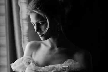 Pencerenin önünde duran kadın