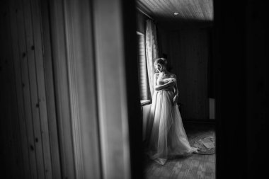 Pencerenin önünde duran kadın