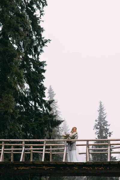 Outdoor Portret van een mooie jonge vrouw — Stockfoto