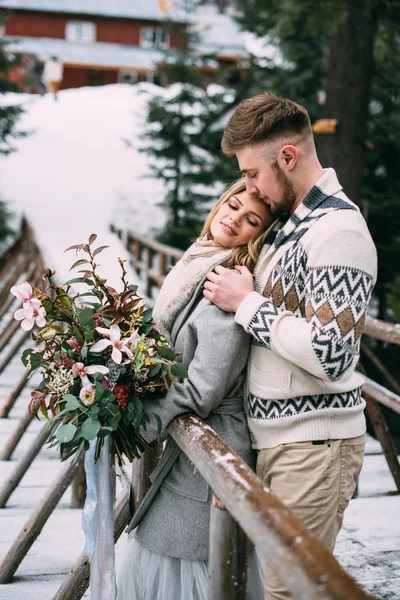 PÛdû žena na dřevěný most v horských — Stock fotografie