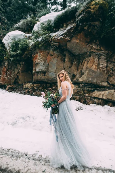 La joven guapa espera a su amante en medio de las montañas cubiertas de nieve — Foto de Stock