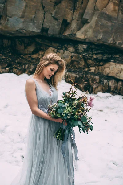 La joven guapa espera a su amante en medio de las montañas cubiertas de nieve — Foto de Stock