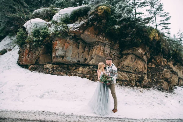 Junges hübsches Liebespaar. Winter. Datum. ein Liebespaar bei einem Date in den Bergen. — Stockfoto