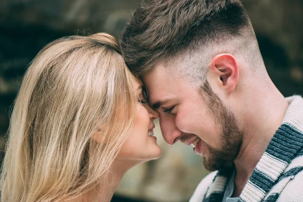 Jonge mooie paar liefhebbers. Winter. Datum. Een paar liefhebbers op een datum in de bergen. — Stockfoto